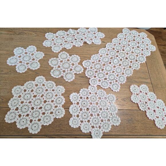 Vtg Lot 20 Crochet Lace Doilies Table Runners Floral Color Circle Rectangle - Picture 6 of 6
